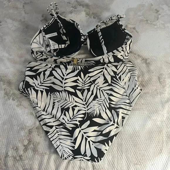 Bleu Rod Beattie Urban Oasis Twist Front Bikini
Swim Top Size 8 - Picture 8 of 9